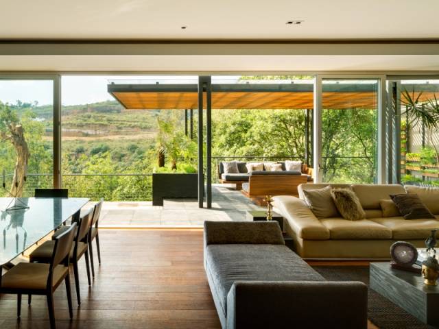 Le salon avec vue sur la terrasse dans la Villa Jardin