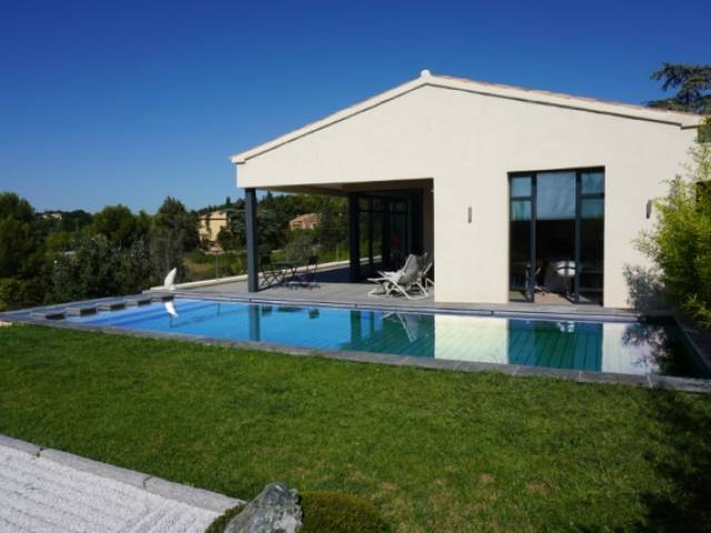 La piscine face à la maison contemporaine inspirée de l'architecture provençale