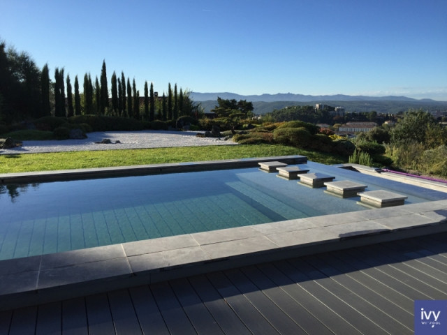 La piscine avec fond mobile offre une vue imprenable côté pas japonais