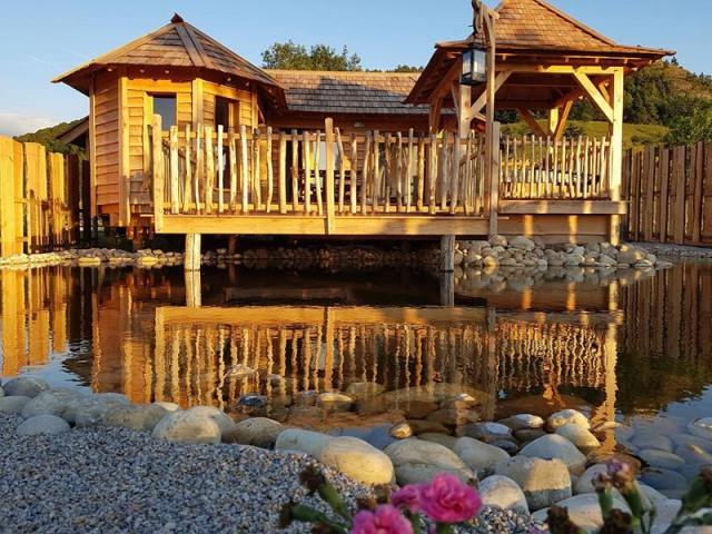 Une cabane en bois dans un cadre très nature