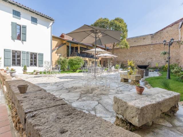 Une immense terrasse en vieille pierre