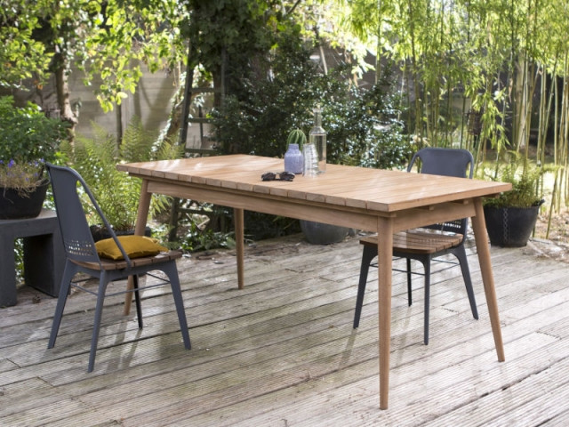 Une table en bois adaptée à tous les environnement 