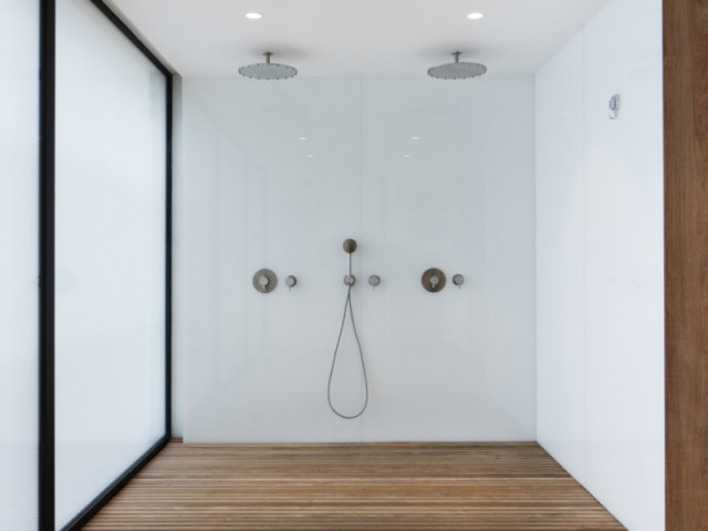 Une salle de bains avec une double douche