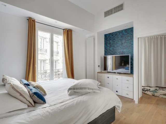 Une chambre ouverte en bleu et blanc