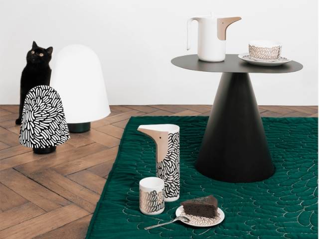 Table basse noire, 100 &euro; ; Thière, 25 &euro; ; Bol en porcelaine, 7,50 &euro; ; Grande assiette, 10 &euro; ; Boutis vert, 70 &euro; ; Assiette à dessert, 8 &euro; ; Tasse à café, 4,50 &euro; ; Carafe, 20 &euro; ; Grande lampe, 50 &euro; ; Petite lampe, 40 &euro;