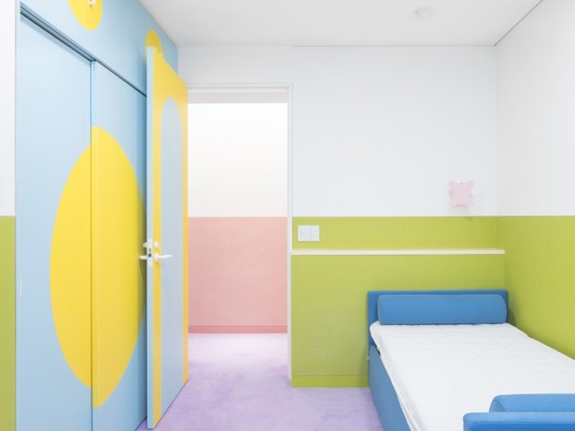 Une chambre rythmée par la couleur