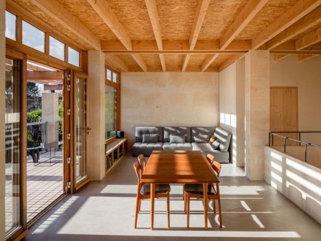 Une salle à manger qui donne l'illusion de manger au soleil