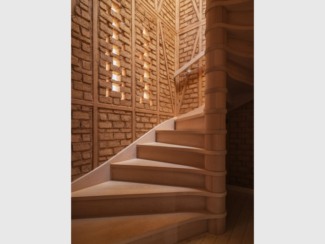 Au centre de la maison, un escalier lumineux