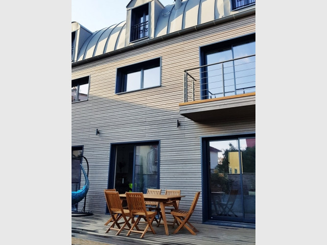 Une terrasse en bois prolongée par le jardin