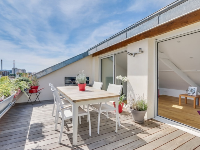 Une terrasse tropézienne découpée sur le toit  