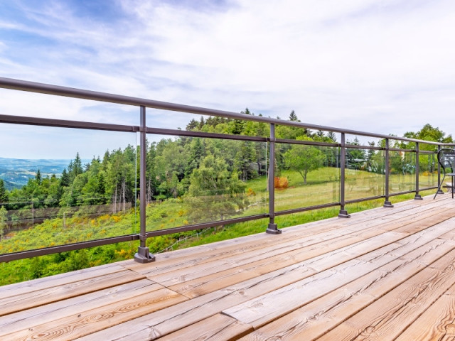 Un garde-corps transparent pour le balcon