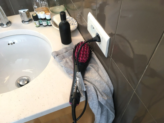 Attention aux brosses chauffantes : ne les posez jamais près du lavabo ou sur un linge pour les laisser refroidir