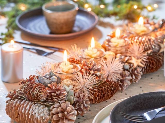 Centre de table Noël : bougies naturelles et décorations en bois