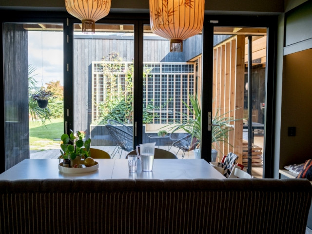 Une salle à manger avec vue sur le patio