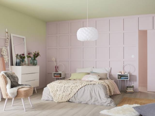 Un mur rose pâle dans la chambre