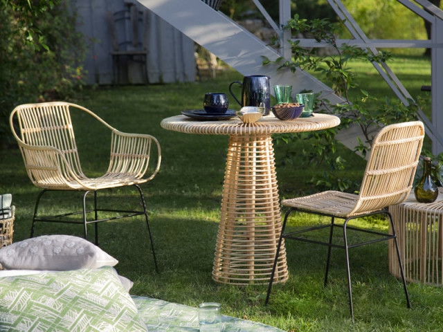 Une table de jardin en rotin originale