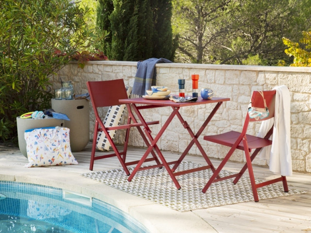 Une petite table pour manger les pieds dans l'eau