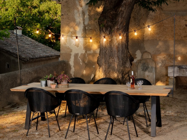 Une lampe de table de jardin pour s'éclairer la nuit