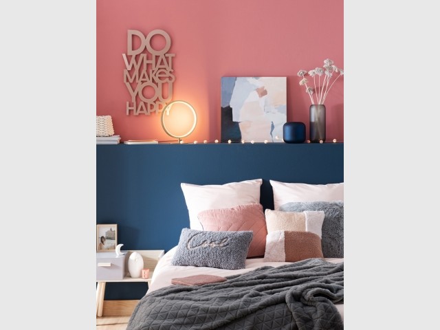 Une chambre à coucher en rose et bleu