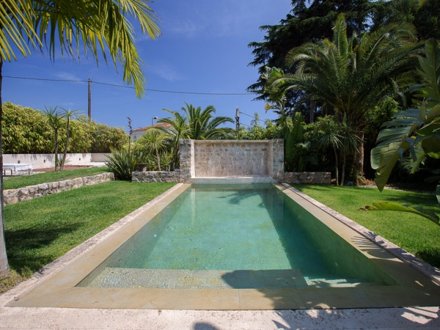 Une élégante piscine bordée de pierre