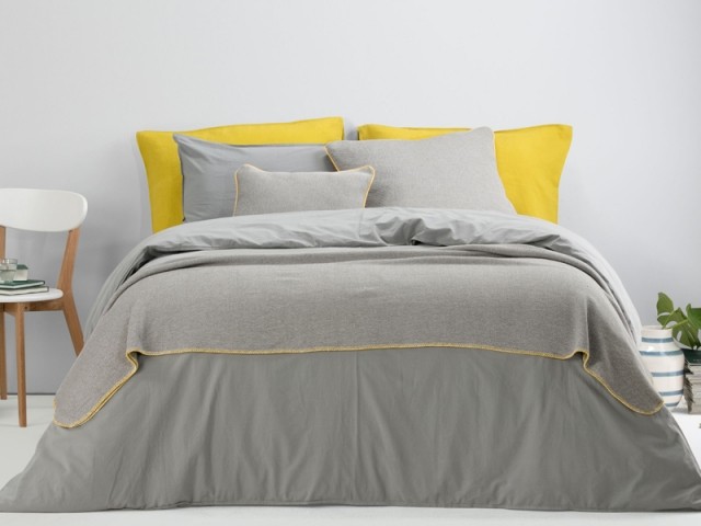 Du linge de lit gris et jaune