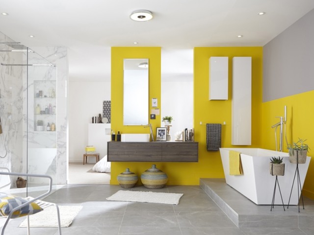 Du jaune et du gris dans la salle de bains