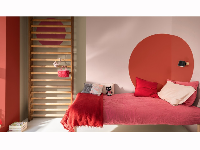 Des touches de couleur terracotta dans la chambre