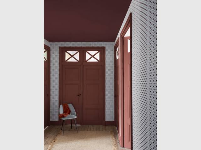 Des portes terracotta pour illuminer un couloir