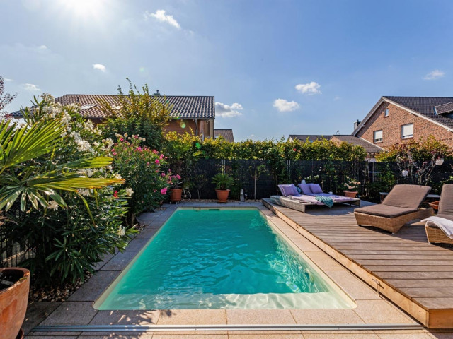 Une mini piscine avec terrasse mobile