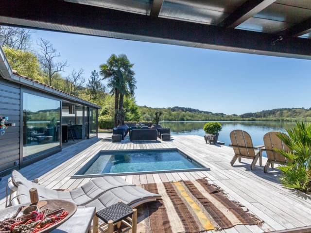 Une petite piscine au bord de l'eau