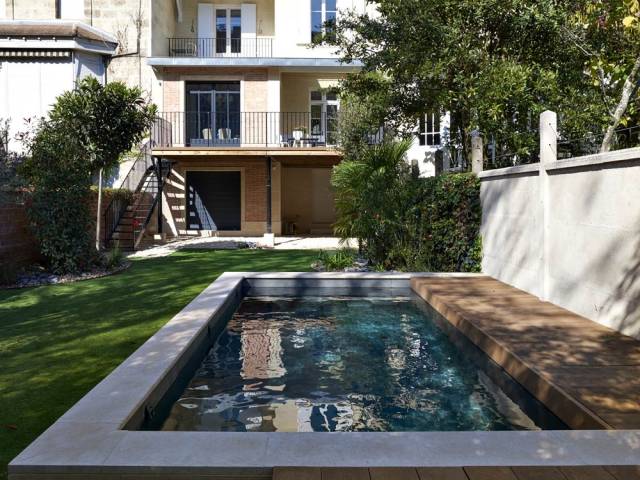 Une petite piscine citadine très élégante