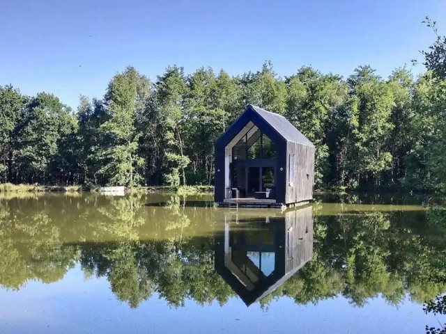 Insolite : une petite maison qui flotte sur l'eau