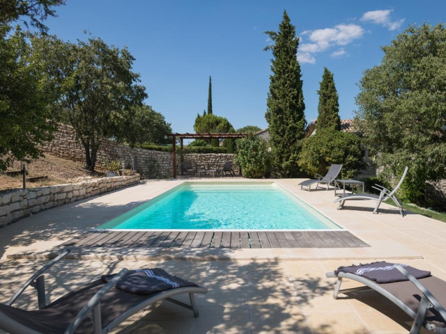 Après : une piscine modernisée, élégante et confortable