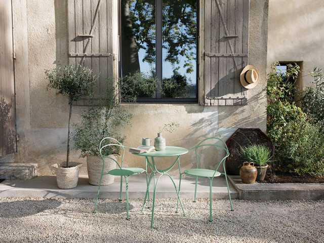 12 mini salons de jardin parfaits pour les petits extérieurs