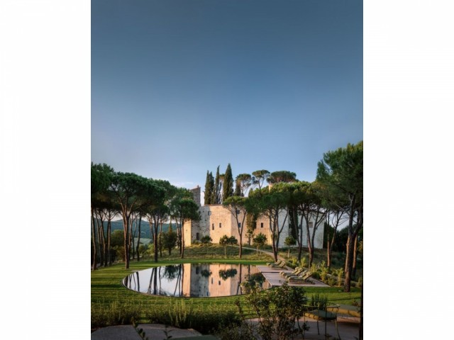 Une piscine somptueuse encadrée par la forêt  - Hôtel Castello di Reschio Italie château