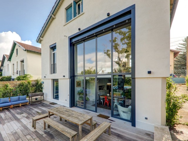 Cette maison investit son garage et s'offre une élégante baie vitrée