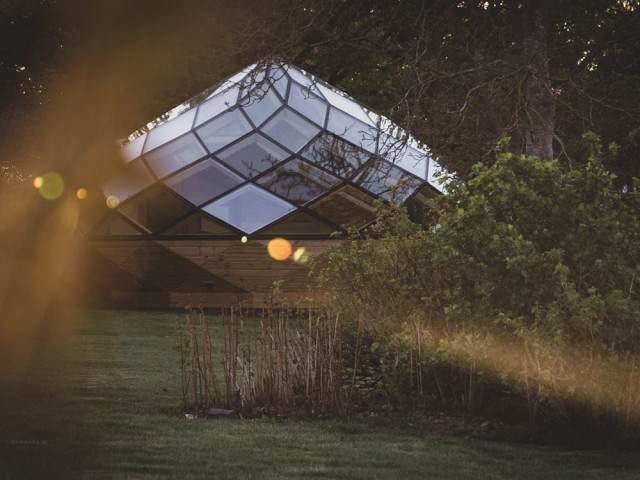 Une surprenante cabane en forme de goutte d'eau, éthique et durable