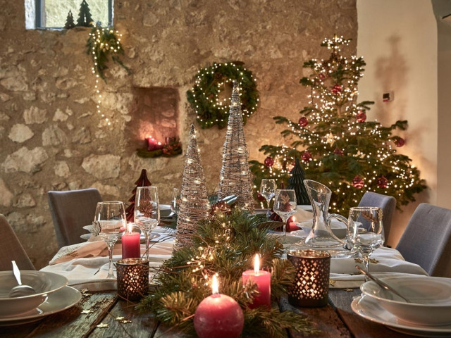 Une table de fêtes qui brille de mille feux