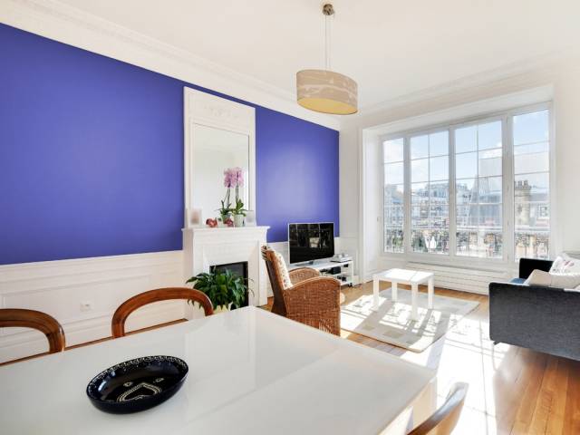 Un mur violet dans le salon