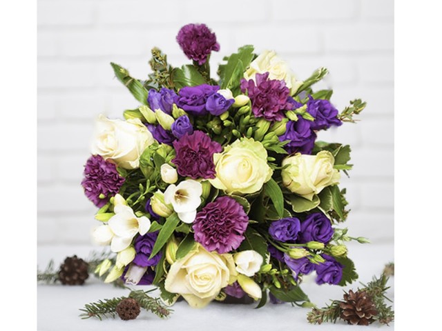 Un bouquet de fleurs violettes