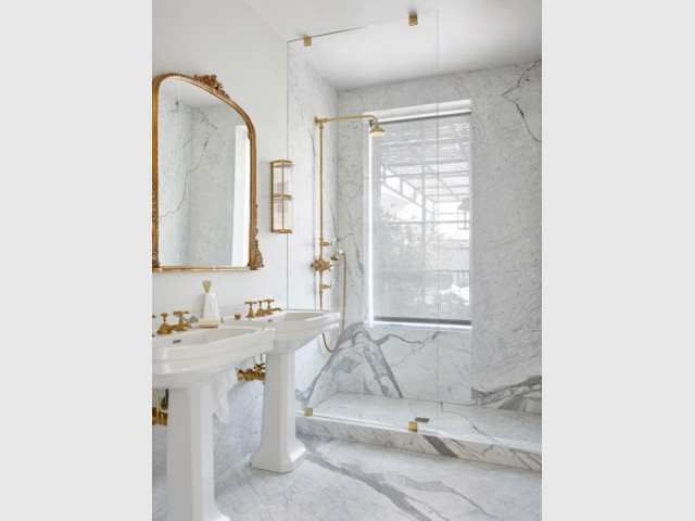 Une salle de bains tout en marbre