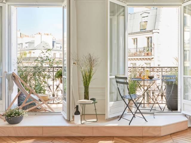 Une petite estrade façon terrasse devant la fenêtre