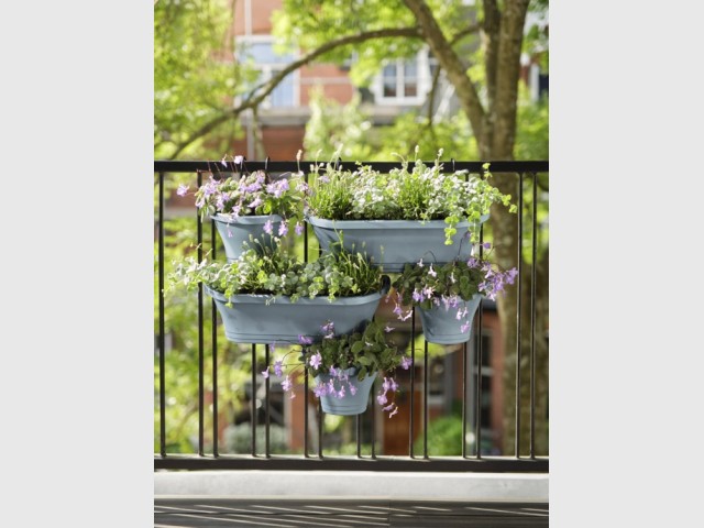 Des jardinières à suspendre pour un balcon fleuri