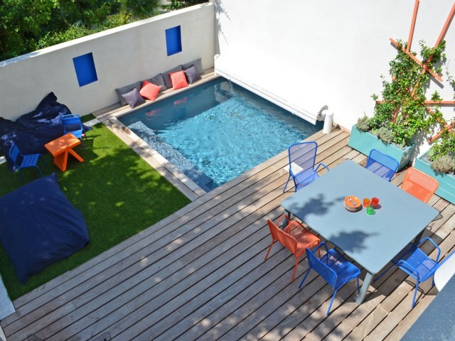 Un mini jardin avec terrasse et piscine à l'abri des regards 