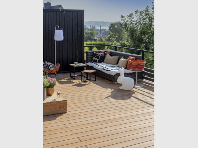 Des lames de bois composite pour une terrasse résistante au soleil