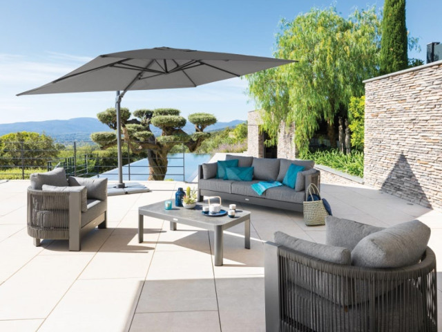 Un parasol XXL pour une terrasse bien abritée