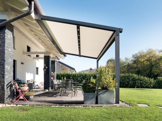 Une pergola en toile pour abriter sa terrasse