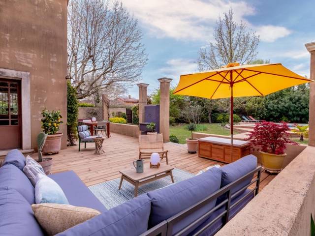 Ambiance chaleureuse et colorée pour cette terrasse habilement rénovée