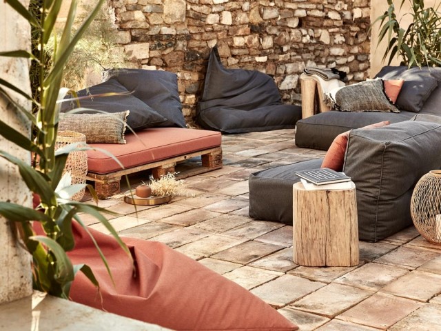 Un canapé en palettes pour une terrasse qui ne manque pas de moelleux