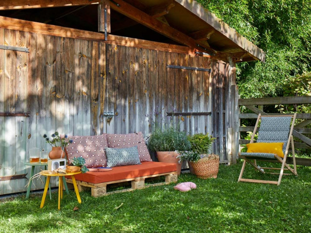 Créer une banquette en bois pour un salon estival